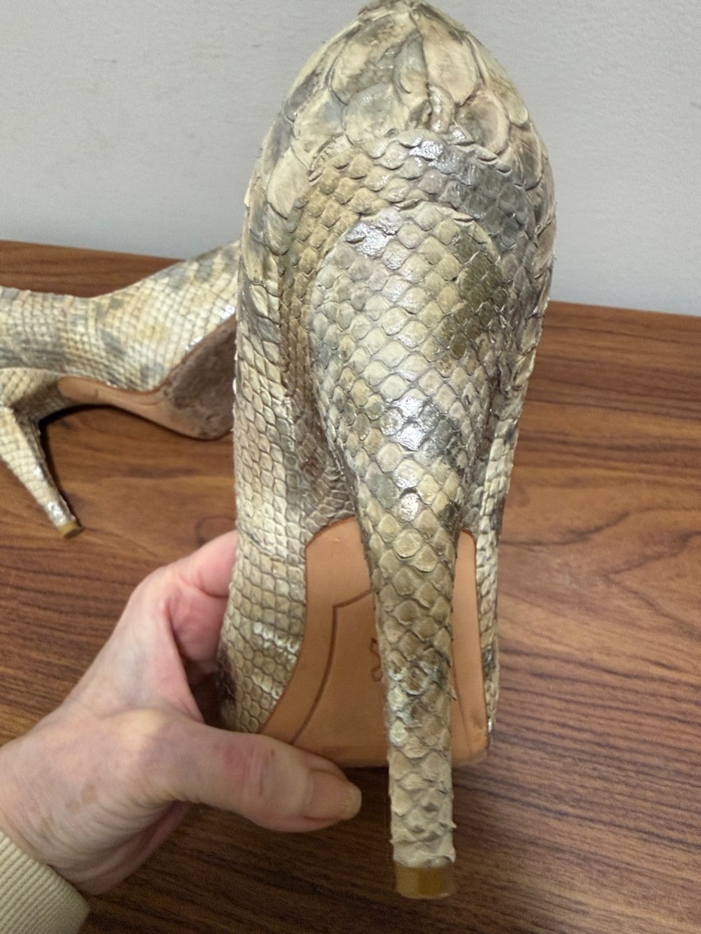 Joan & David Leather Metallic Snakeskin Embossed Peep Toe Pump. Size 8. - Picture 5 of 8
